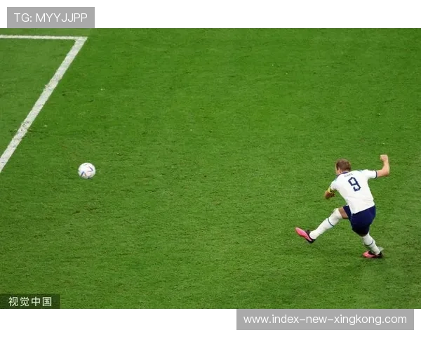 凯恩禁区弧顶接球直接抽射——把握瞬间的技艺与装备之力